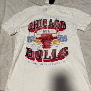 Abercrombie & Fitch White Chicago Bulls Graphic Tee